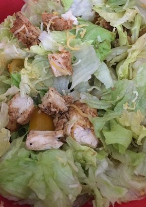 A picture of Spicy chicken salad.