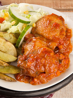 Una foto de Contramuslos en salsa criolla 🍗🥘
