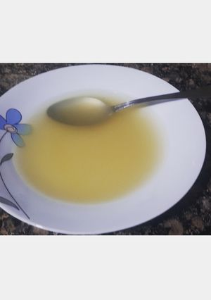 Una foto de Caldo de pollo y verduras
