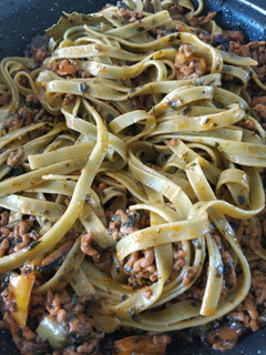Una foto de Espaguetis de espinacas con carne picada y verduras