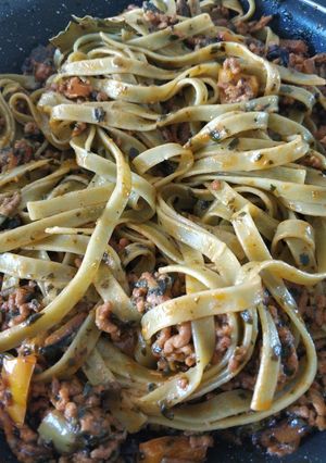 Una foto de Espaguetis de espinacas con carne picada y verduras