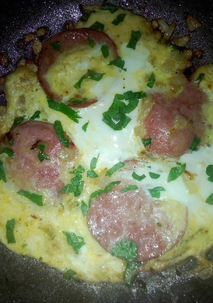 Яичница с луком и колбасой