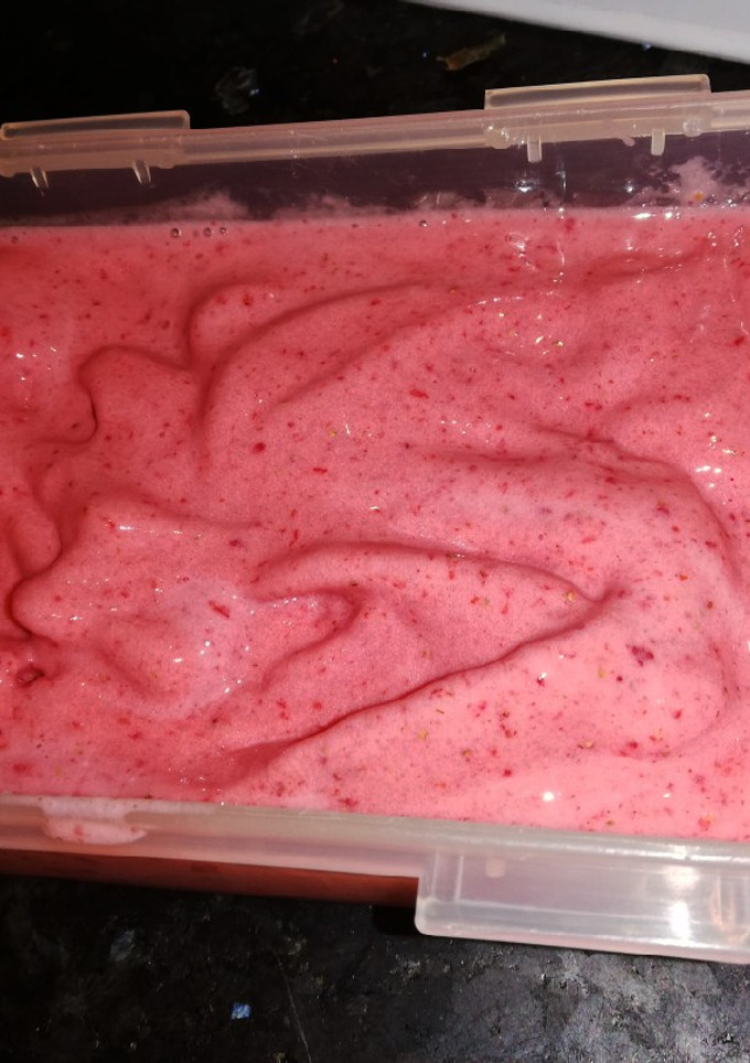 Una foto de Helado de fresas naturales 🍓