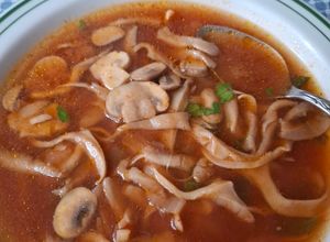Una foto de Caldo de hongos con epazote