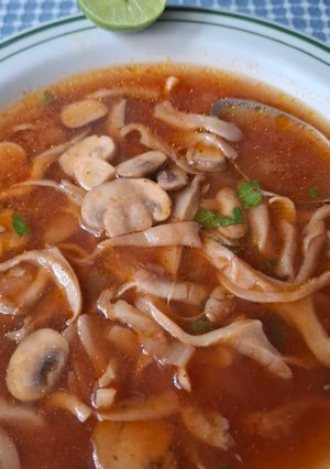 Una foto de Caldo de hongos con epazote