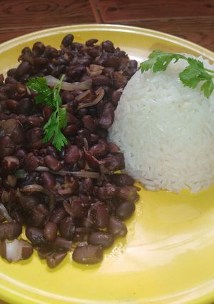 Una foto de Porotos negros con arroz graneado