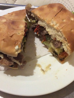 Una foto de Sándwich con lengua de vacuno