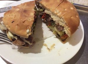 Una foto de Sándwich con lengua de vacuno