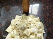 Una foto de ravioles con crema de leche