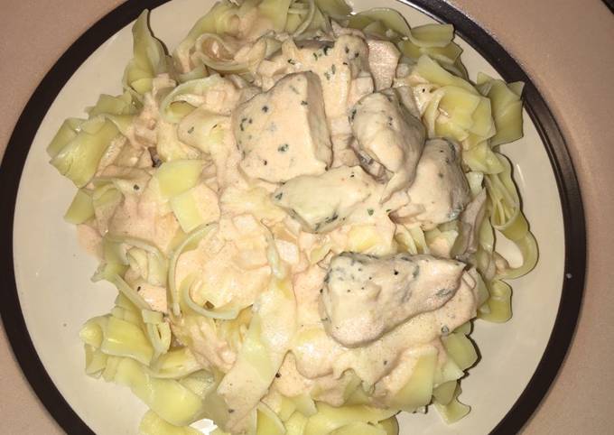 Egg pasta with creamy rose sauce