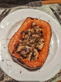 Una foto de Calabaza rellena de pollo(c/ salsa de champignon mostaza y miel)