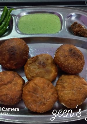 A picture of Matar Aloo Kachoris.