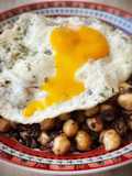 Garbanzos salteados con morcilla y huevo frito