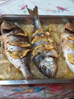 Una foto de Dorada con limón al horno