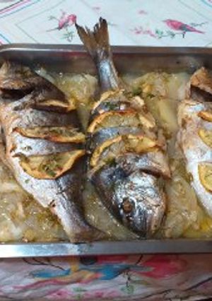Una foto de Dorada con limón al horno