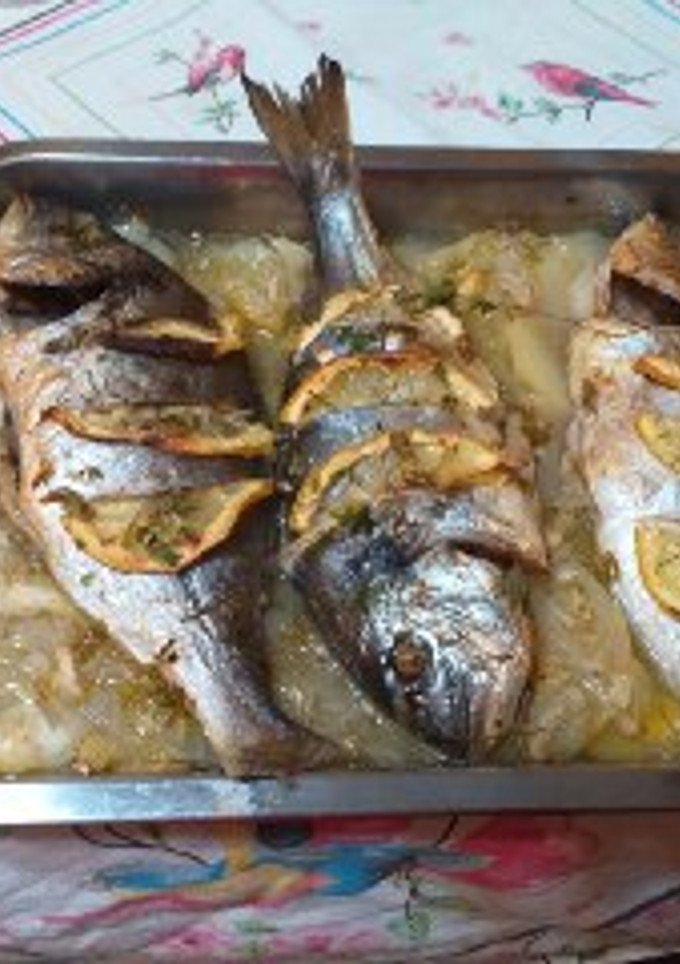 Una foto de Dorada con limón al horno