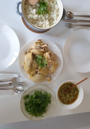 A picture of Boiled chicken and chicken rice.