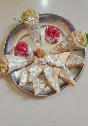 મીઠાઈ (mithai in Gujarati) રેસીપી મુખ્ય ફોટો