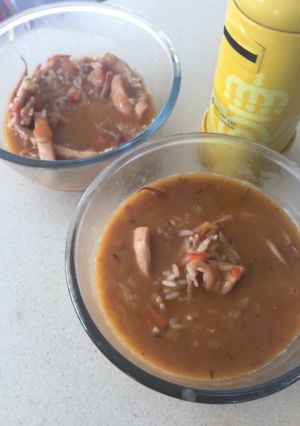 Una foto de Cazuela de calamar con arroz en salsa roja