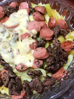 Una foto de Chorrillana con carne y vienesas