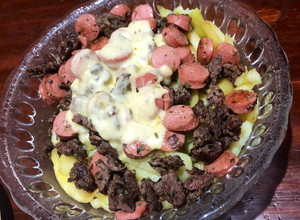 Una foto de Chorrillana con carne y vienesas