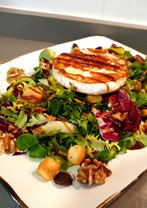 Una foto de Ensalada de rulo de cabra