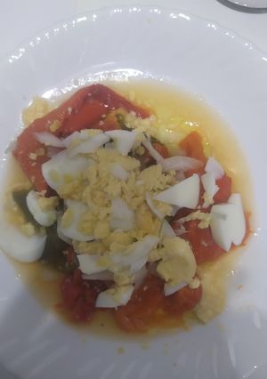 Foto principal de Pimientos asados con huevo duro