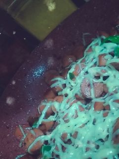 صورة لوصفة حمسة نقانق بالبصل المكرمل لذيذه