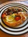 Crap la grătar cu salată de fasole și ceapă roșie