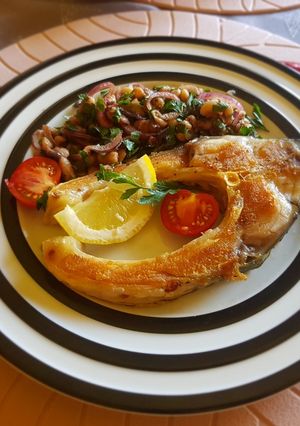 O poză a rețetei Crap la grătar cu salată de fasole și ceapă roșie.