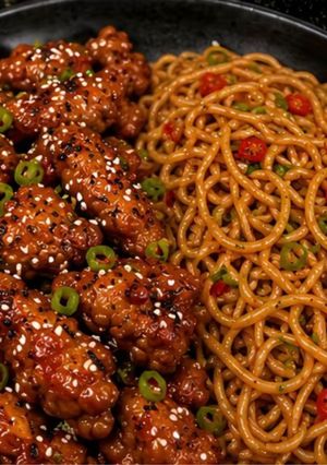 Una foto de Pollo Coreano con Fideos Chinos