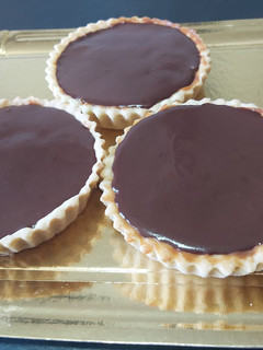 Una foto de 🍌Tarteletas de dulce de leche, banana y ganache de chocolate🍫