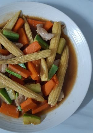 รูปของ "ผัดผักสามสี" Easy Vegetable Stir Fry 🥒🌽🥕