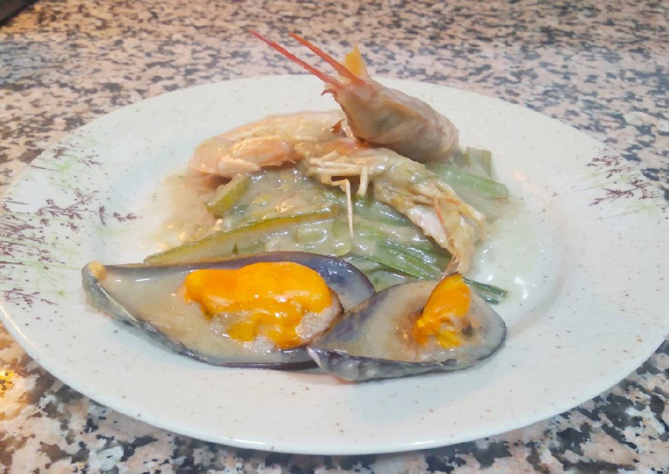Borraja con bechamel de langostinos y mejillones