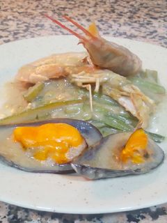 Una foto de Borraja con bechamel de langostinos y mejillones