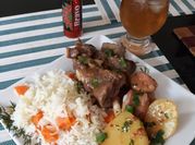 Uma foto de pernil com batatas