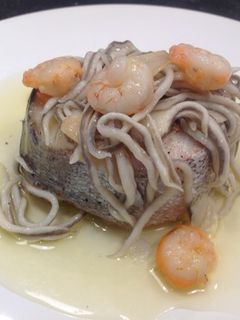 Una foto de Merluza al horno con Gulas y Gambas