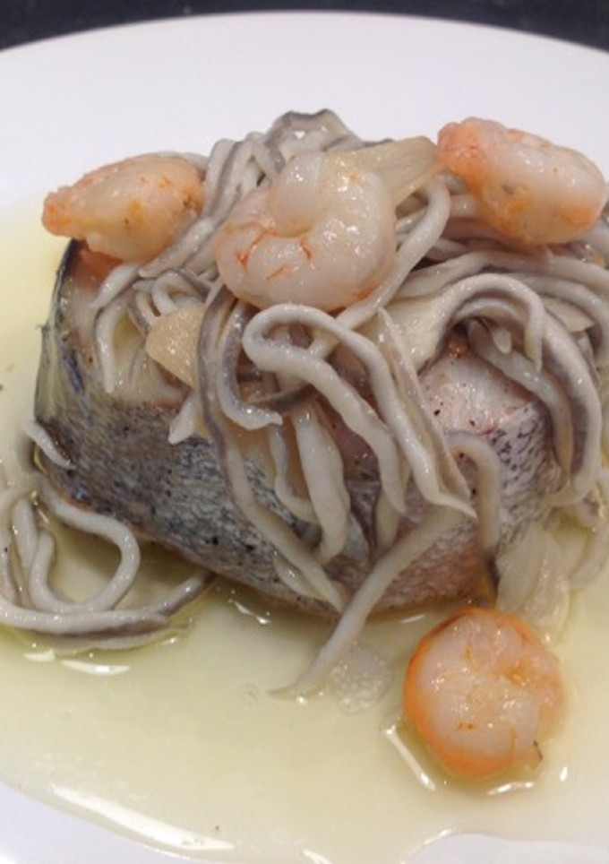 Una foto de Merluza al horno con Gulas y Gambas