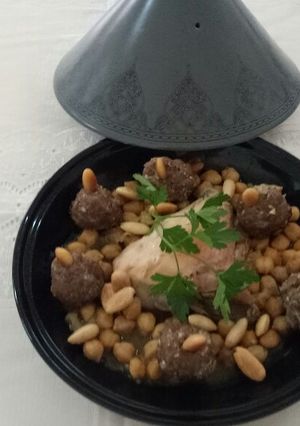 Une photo de Mtouam plat traditionnel algerois(boulettes de viande à l'ail