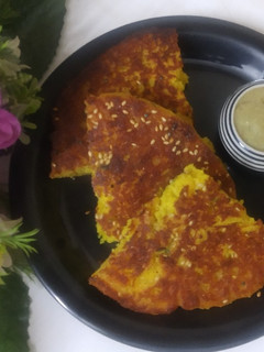 वेजिटेबल सूजी हांडवो (vegetable sooji handvo recipe in Hindi) रेसिपी मुख्य फोटो