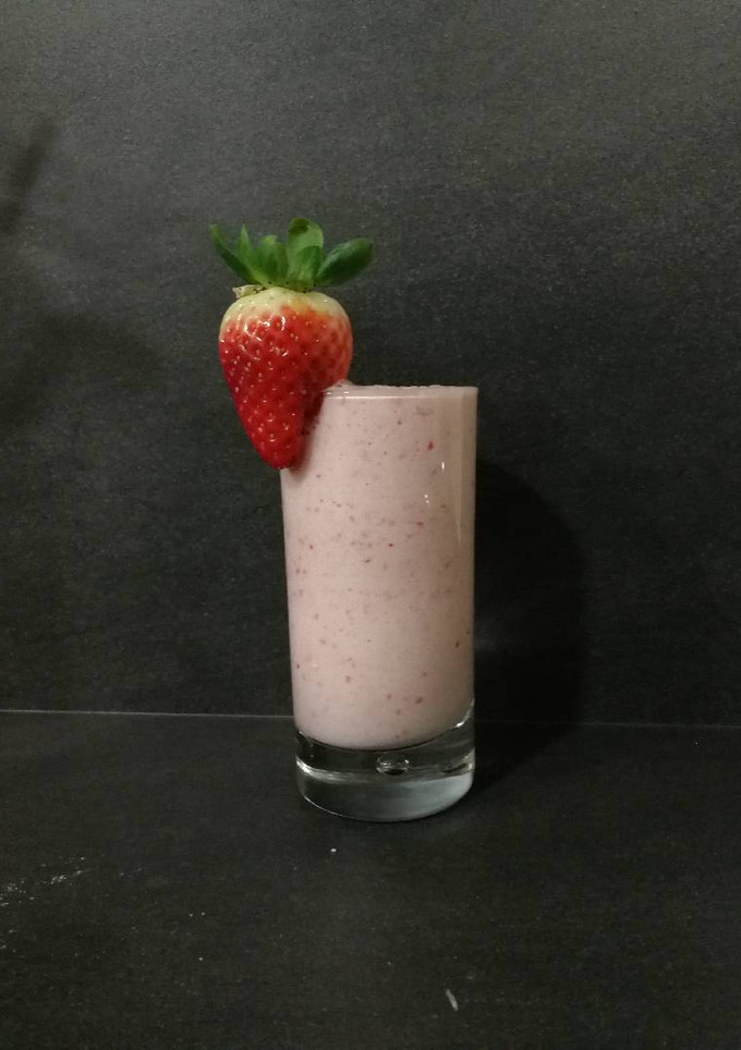 Una foto de Batido de fresas con plátano