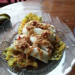 รูปของ Lontong isi oncom dan bala-bala sambal kacang