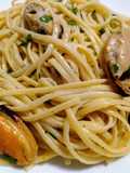 Linguine with mussels and lemon