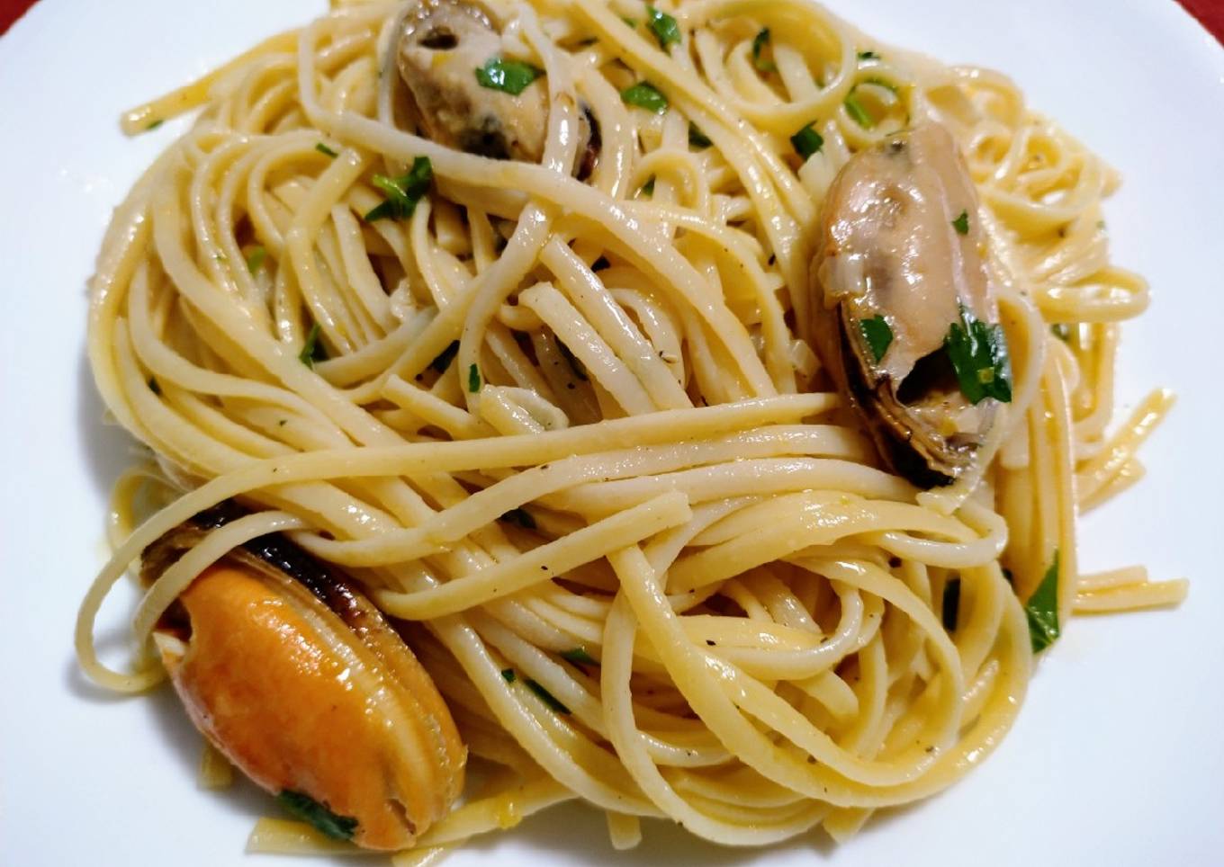Linguine with mussels and lemon