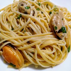 A picture of Linguine with mussels and lemon.