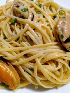 A picture of Linguine with mussels and lemon.