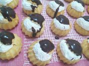 Una foto de profiteroles de dulce de leche