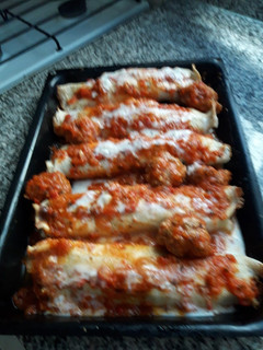 Una foto de Canelones de Espinaca con salsa roja y salsa bechamel