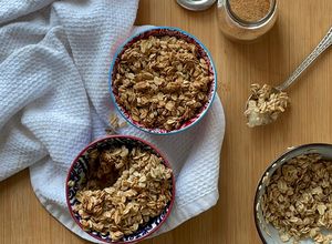 Una foto de Crumble de peras y avena