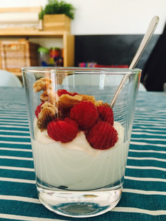Una foto de Vaso de yogur, frambuesas y nueces